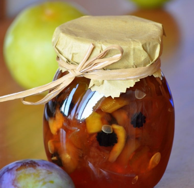 Не только желтая алыча используется для консервации, плоды красной алычи тоже отлично сочетаются с кабачками