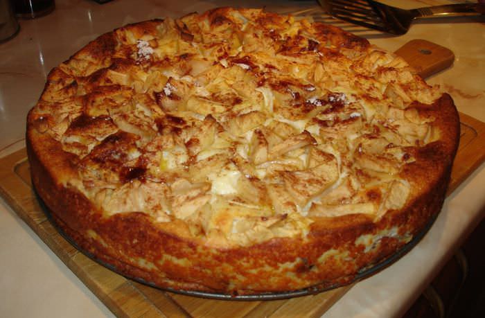 Запеканка получается сладкой и мягкой