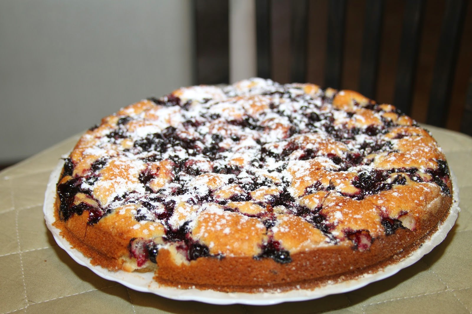 Шарлотка получается сочной, с потрясающим ароматом