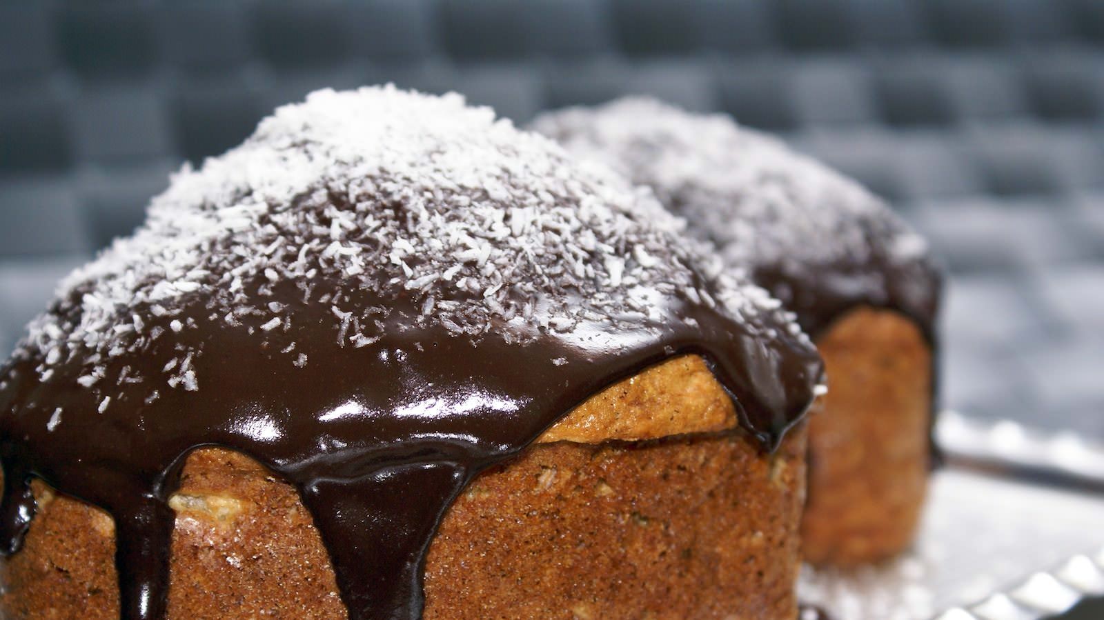 Эту шарлотку можно украсить шоколадным соусом или пастой