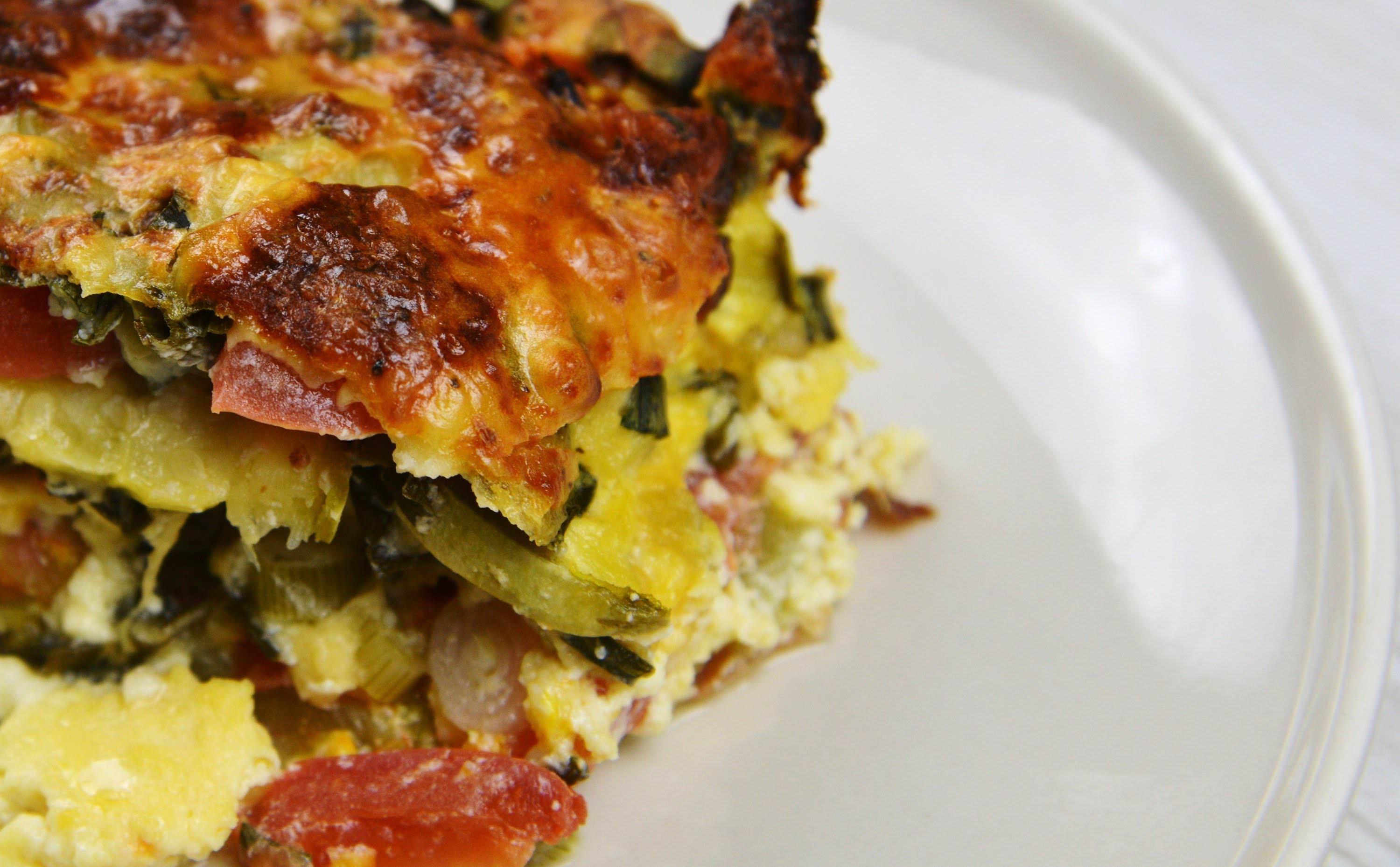 Картошка прекрасно дополняет вкус мяса и кабачков, делает блюдо сытным