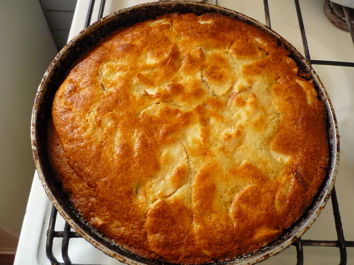 Неопытным кулинарам лучше начинать именно с этой шарлотки: пирог просто невозможно испортить