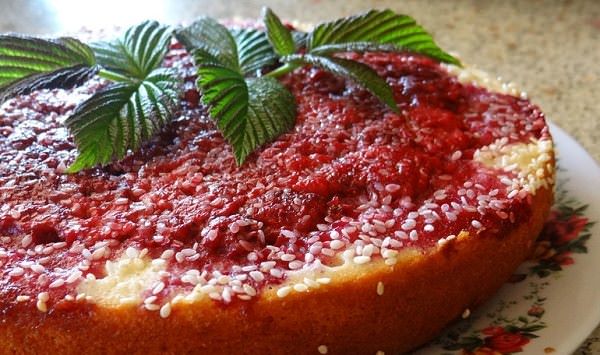 В мультиварке шарлотка готовится очень легко, можно сказать, сама