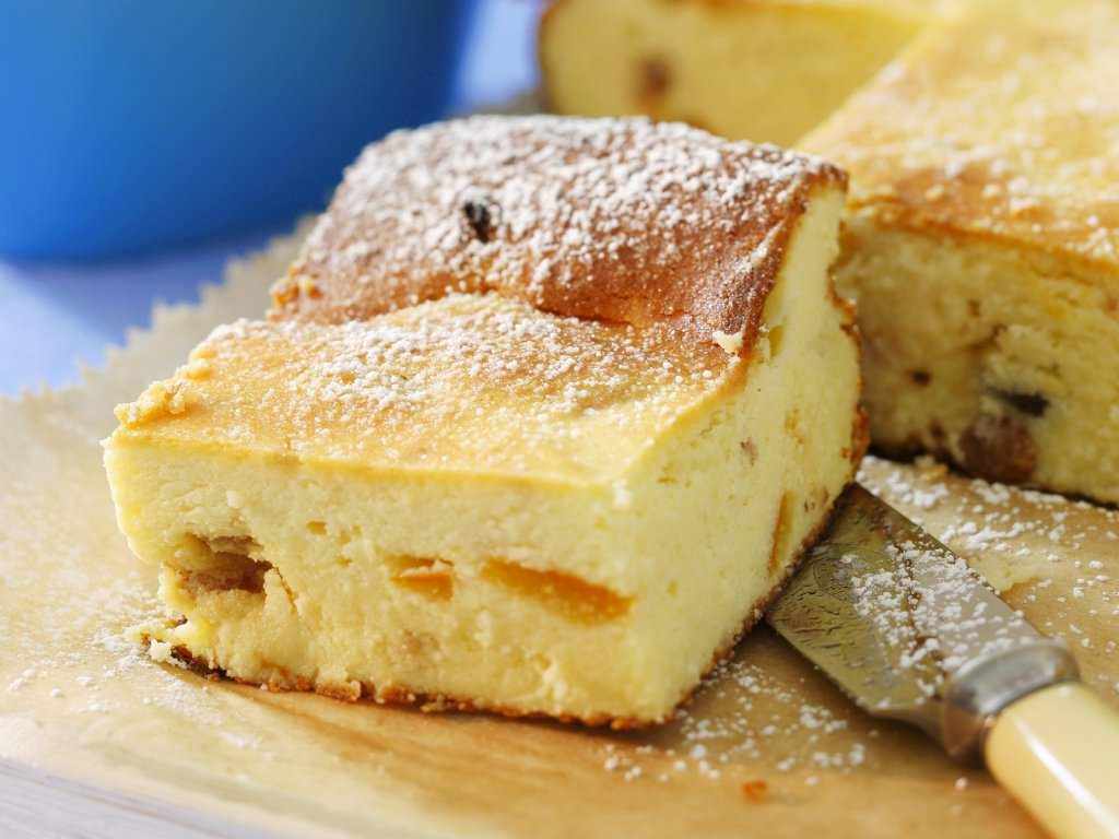 Творожная запеканка с курагой чрезвычайно проста в приготовлении