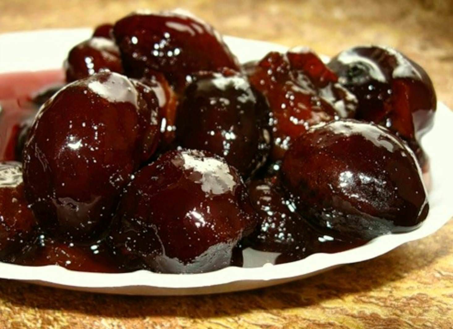 Метод томления помогает сливам оставаться ароматными и сочными