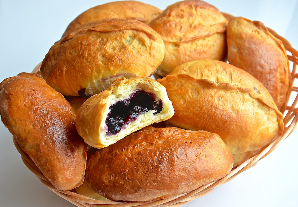 Пирожки можно делать как большого, так и маленького размера