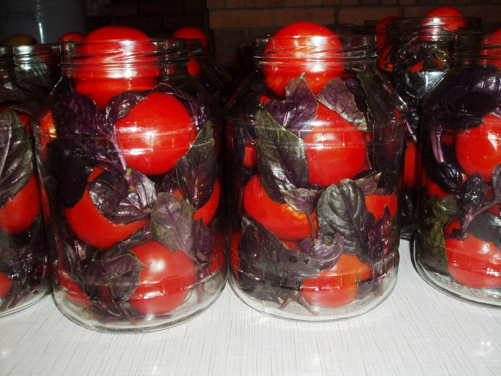 Помидоры по данному рецепту получаются сладковатыми, нежными и очень мягкими