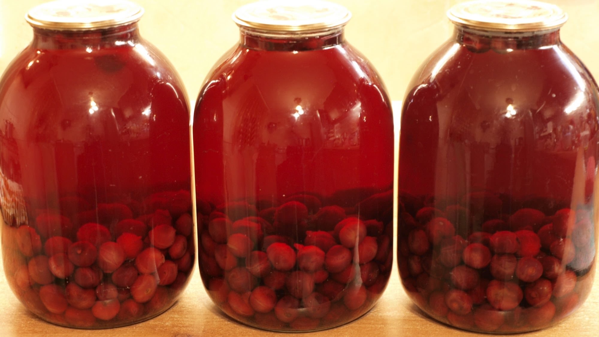 Приготовить такой компот можно легко и быстро