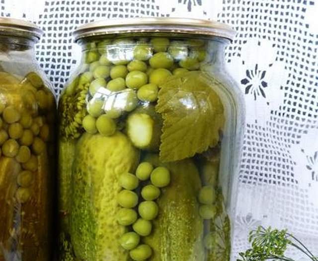 Данный рецепт пользуется широкой популярностью среди людей, любящих хруст солененьких огурчиков и твердый горошек