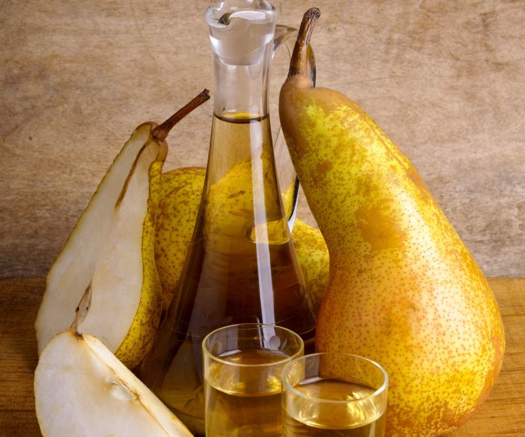 Уже после второй рюмки грушевого самогона чувствуется мягкий вкус дюшеса