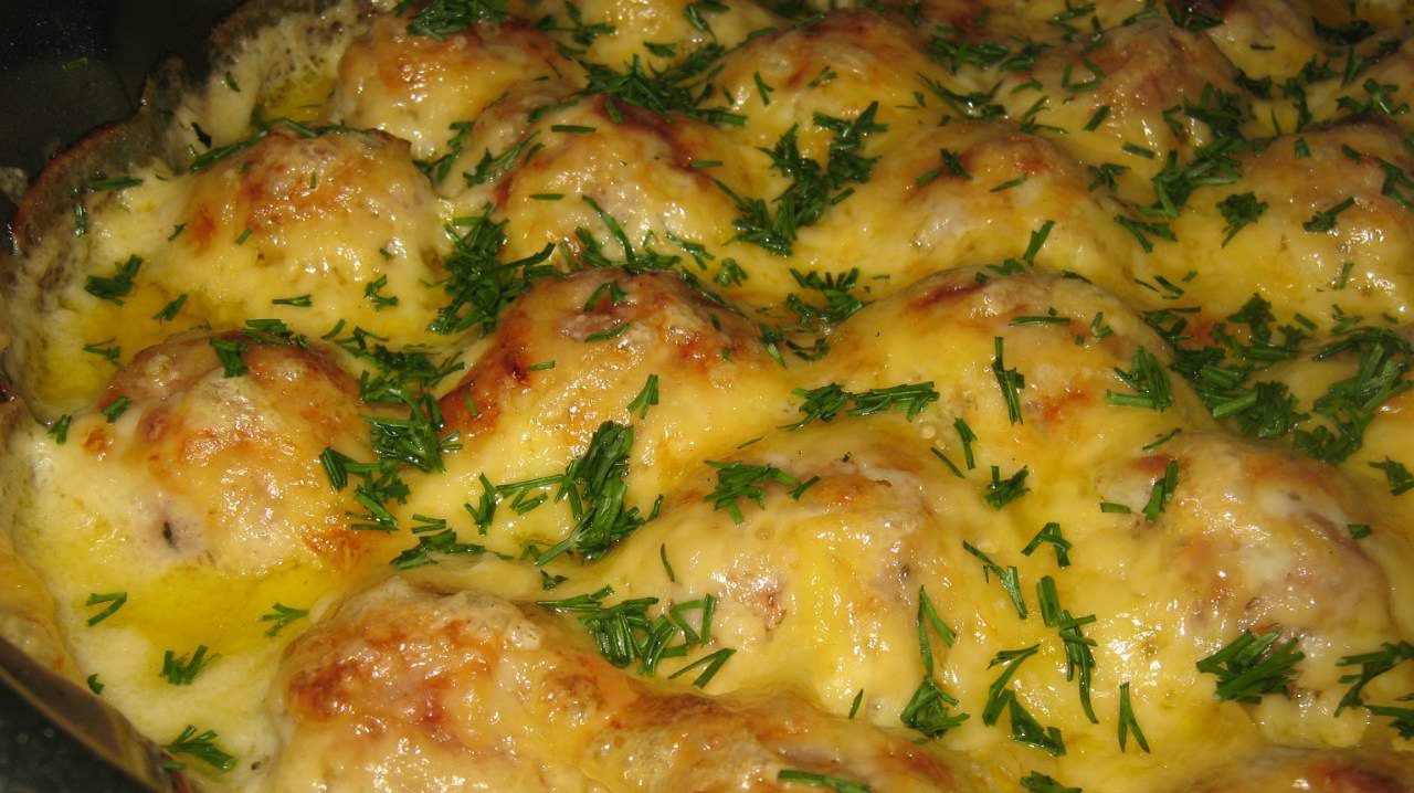 Мясные шарики выглядят очень аппетитно в сырной заливке