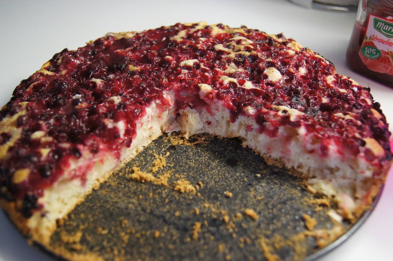 Такая шарлотка имеет кисловатый вкус благодаря клюкве