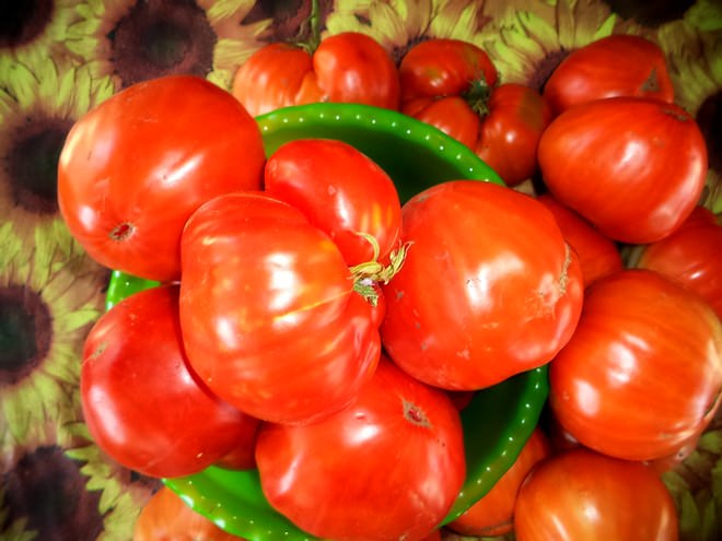 Чтобы добиться яркого вкуса консервированных помидоров, остановите свой выбор на сортах с высоким содержанием сахаров