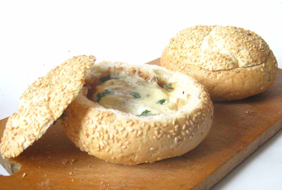 Булочки для такой запеканки можно использовать любые