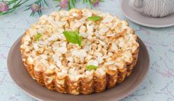 Шарлотка с творогом и яблоками – один из вкуснейших вариантов домашней выпечки