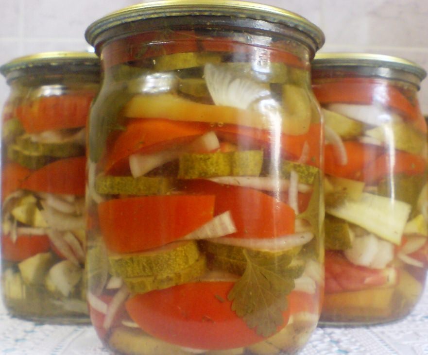 Насыщенный вкус, красивый вид содержимого банок, тонкий аромат – все это можно сказать о консервации, в которой отлично сочетаются разные овощи