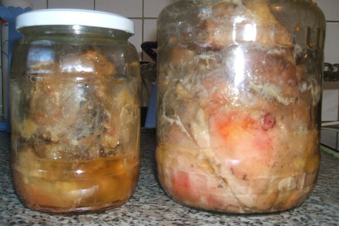 Готовую тушенку нужно хранить в прохладном месте