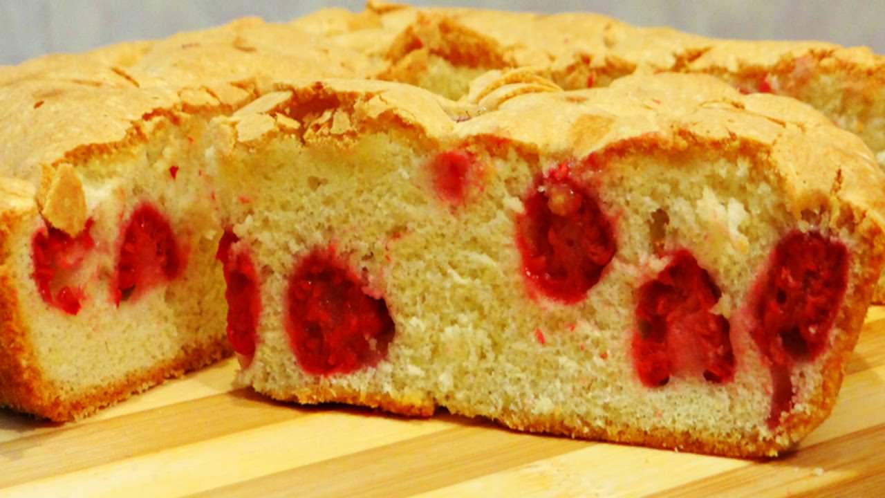 Такая шарлотка не только вкусна, но и выглядит красиво