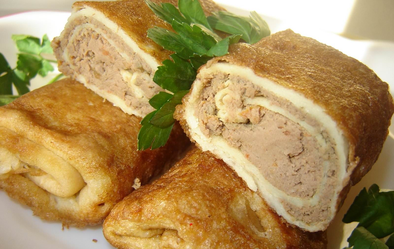 Блины с такой начинкой являются прекрасной закуской, которая украсит праздничный стол