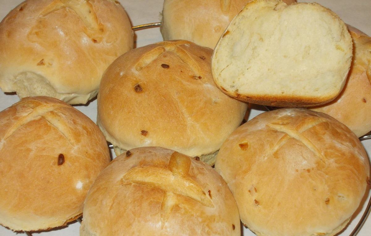 Булочки с луком очень вкусно употреблять не только с первыми блюдами, но и со вторыми