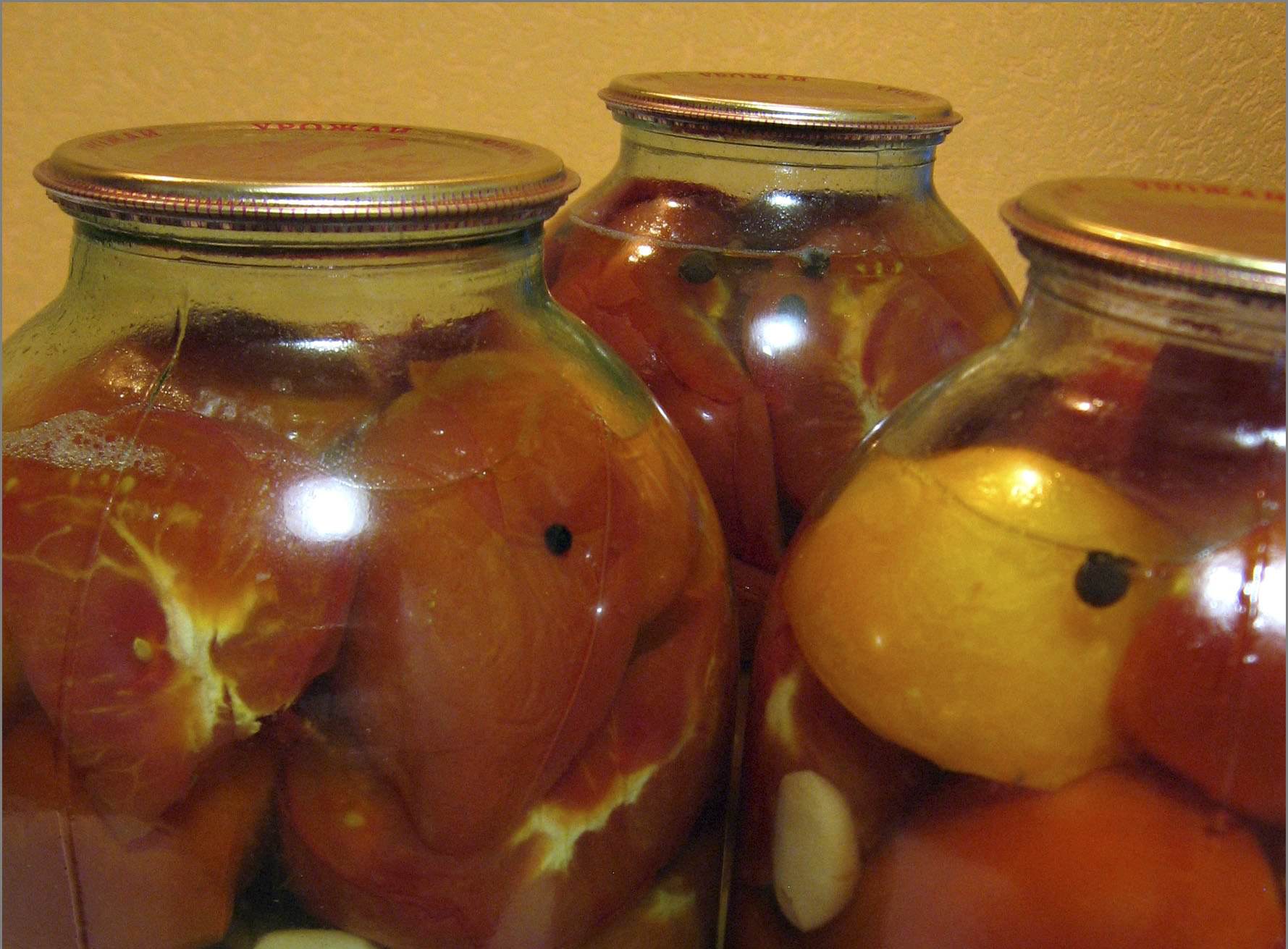 Помидоры получаются необычайно нежными, слегка сладковатыми