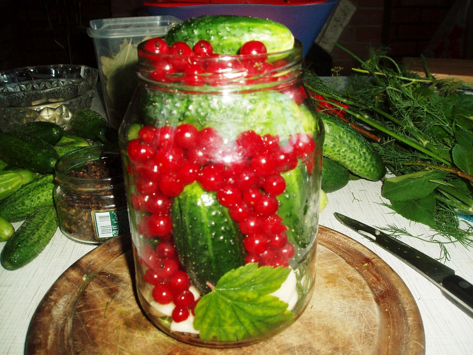 Огурцы, приготовленные по данному рецепту, имеют легко выраженный сладкий привкус красной смородины