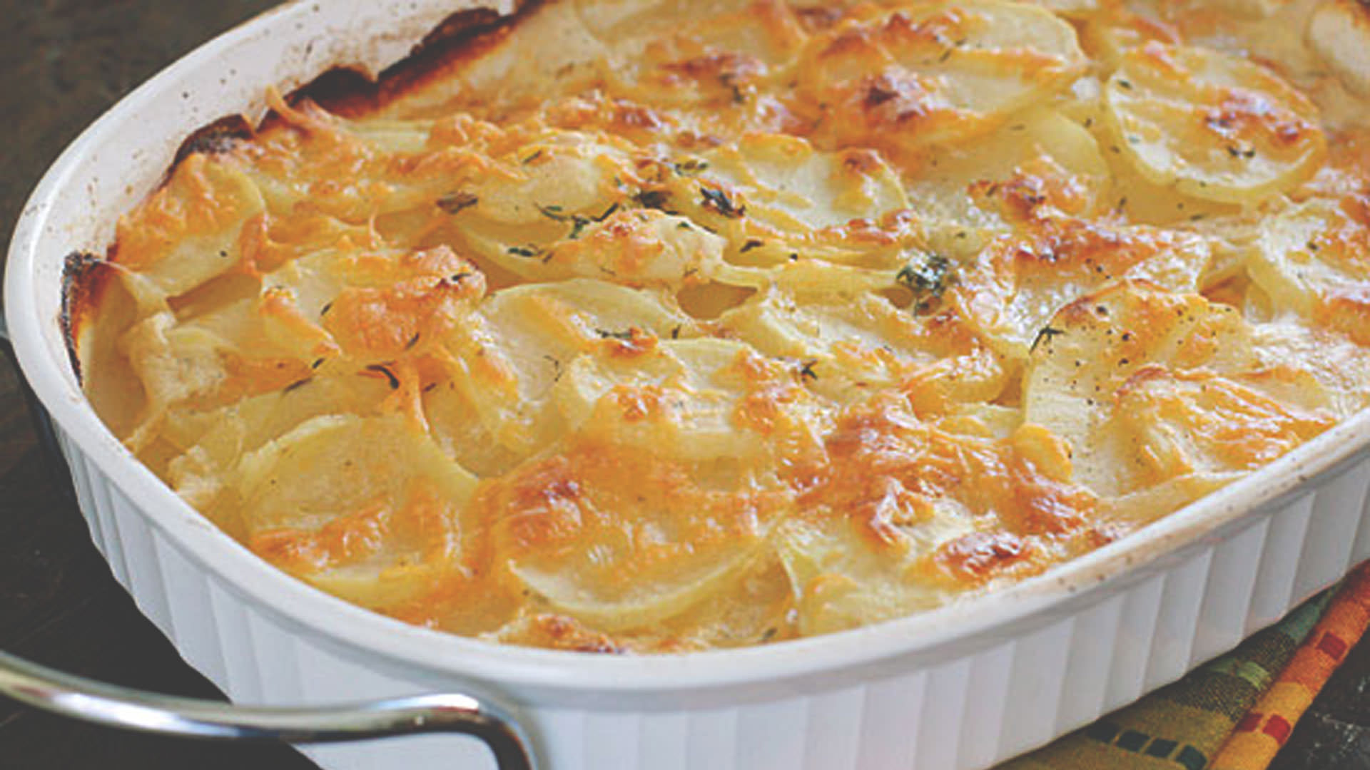 Запеканка с картофелем получается сытной, с тонким сливочным ароматом