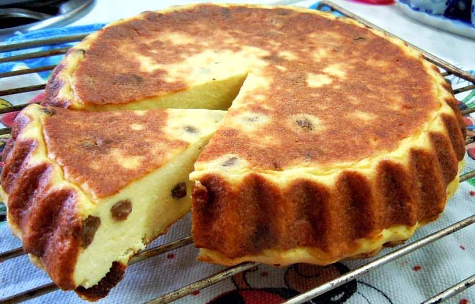 Запеканка будет выглядеть особенно аппетитно, если ее украсить фруктами или ягодами