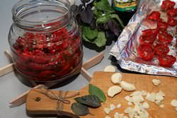 Консервация помидоров с базиликом выходит очень ароматной и изысканной