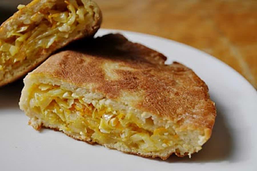 Шарлотка с квашеной капустой имеет кисло-сладкий интересный вкус