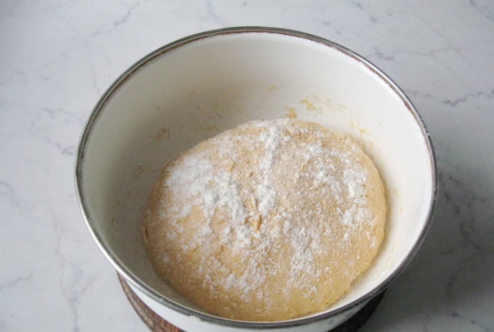 Это тесто не только мягкое, но и очень вкусное, имеет интересный цвет и неповторимый аромат