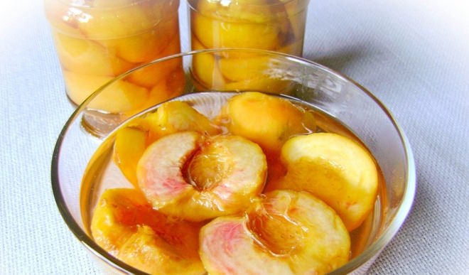 Любителям тонких вкусовых сочетаний рекомендуется в заготовку добавлять бадьян и корицу