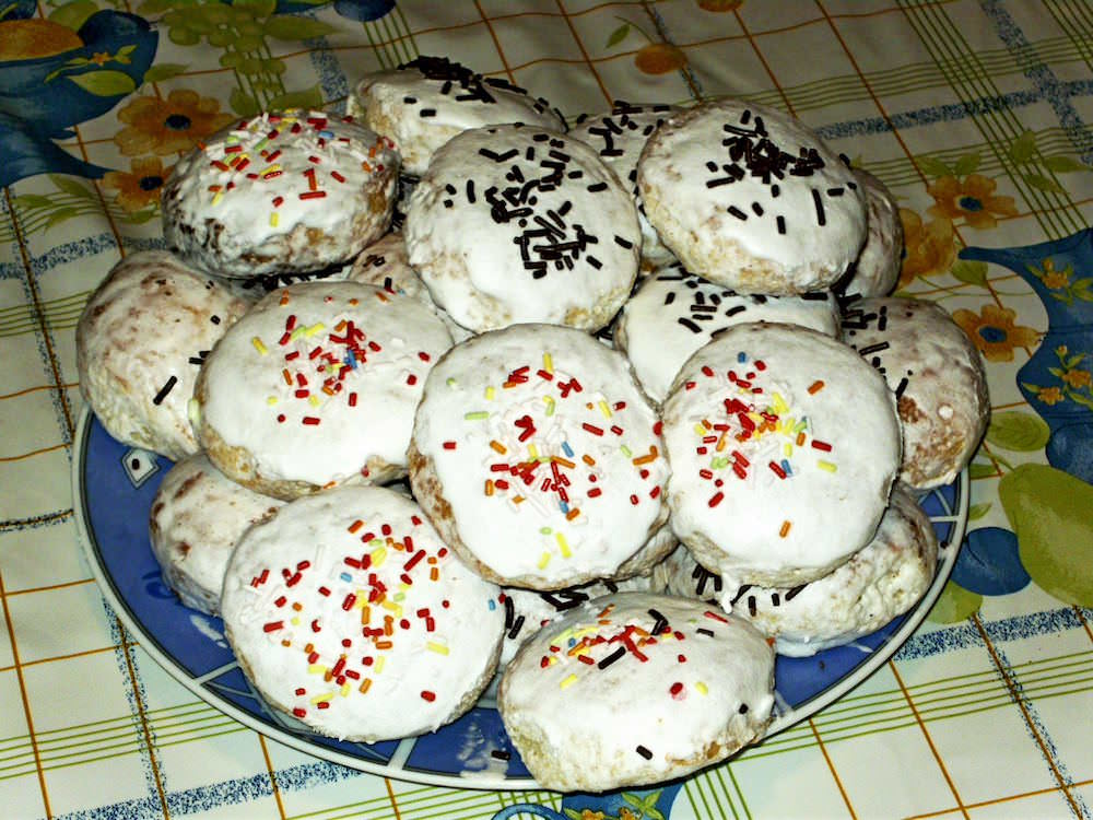 Для украшения пряники можно посыпать цветной кокосовой стружкой
