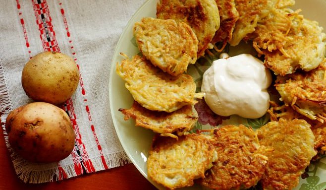 Заварные драники получаются вкусными, нежными и очень ароматными
