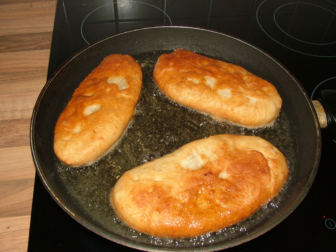 Такие пирожки можно использовать в качестве перекуса или закуски к супу