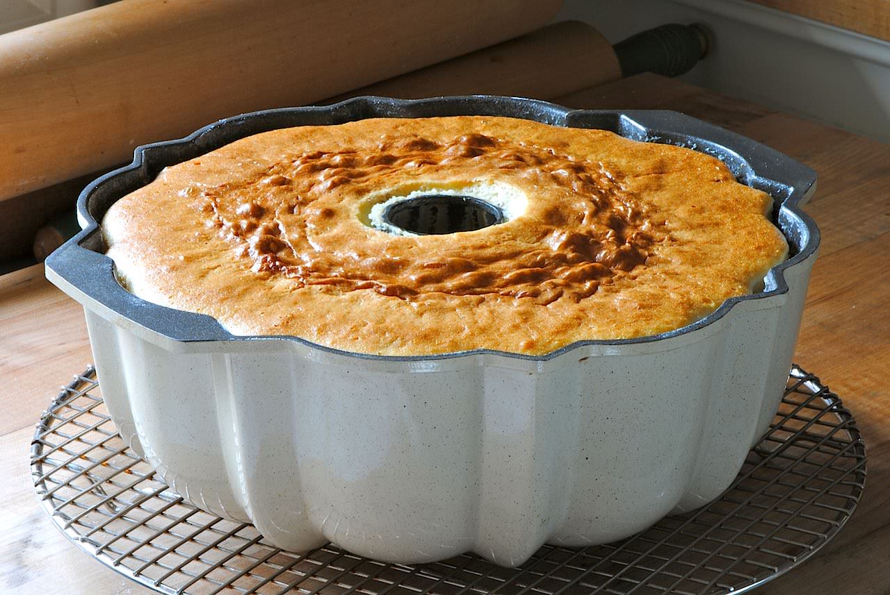 Шарлотка получается пышной и румяной