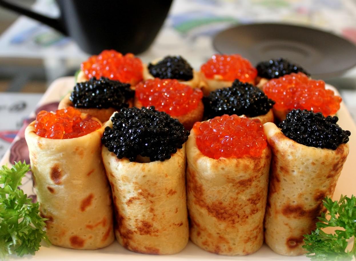 Если хотите ощутить действительно божественный вкус, то приготовьте блины с красной и черной икрой