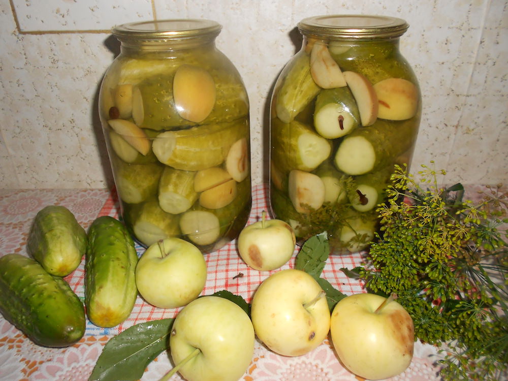 Огурчики получаются нежными, хрустящими, чуть сладкими