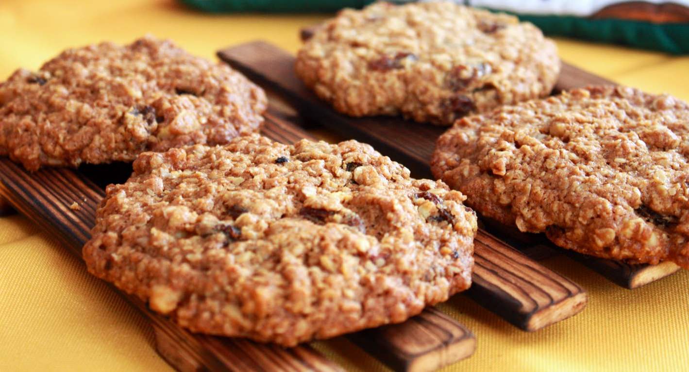 Можно приготовить дома вкусное овсяное печенье, не добавляя в него муки, яиц, молока и сахара