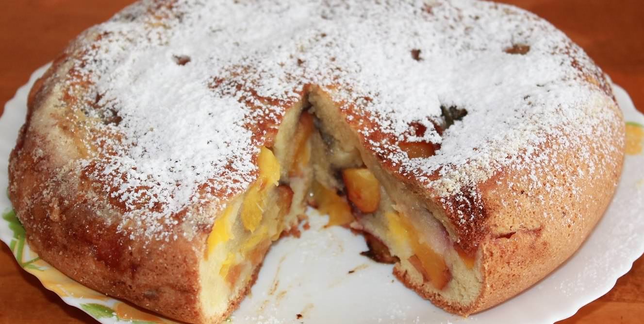 Готовую шарлотку можно украсить сахарной пудрой