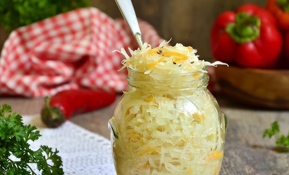 Капуста получается чуть сладкая, сочная, хрустящая