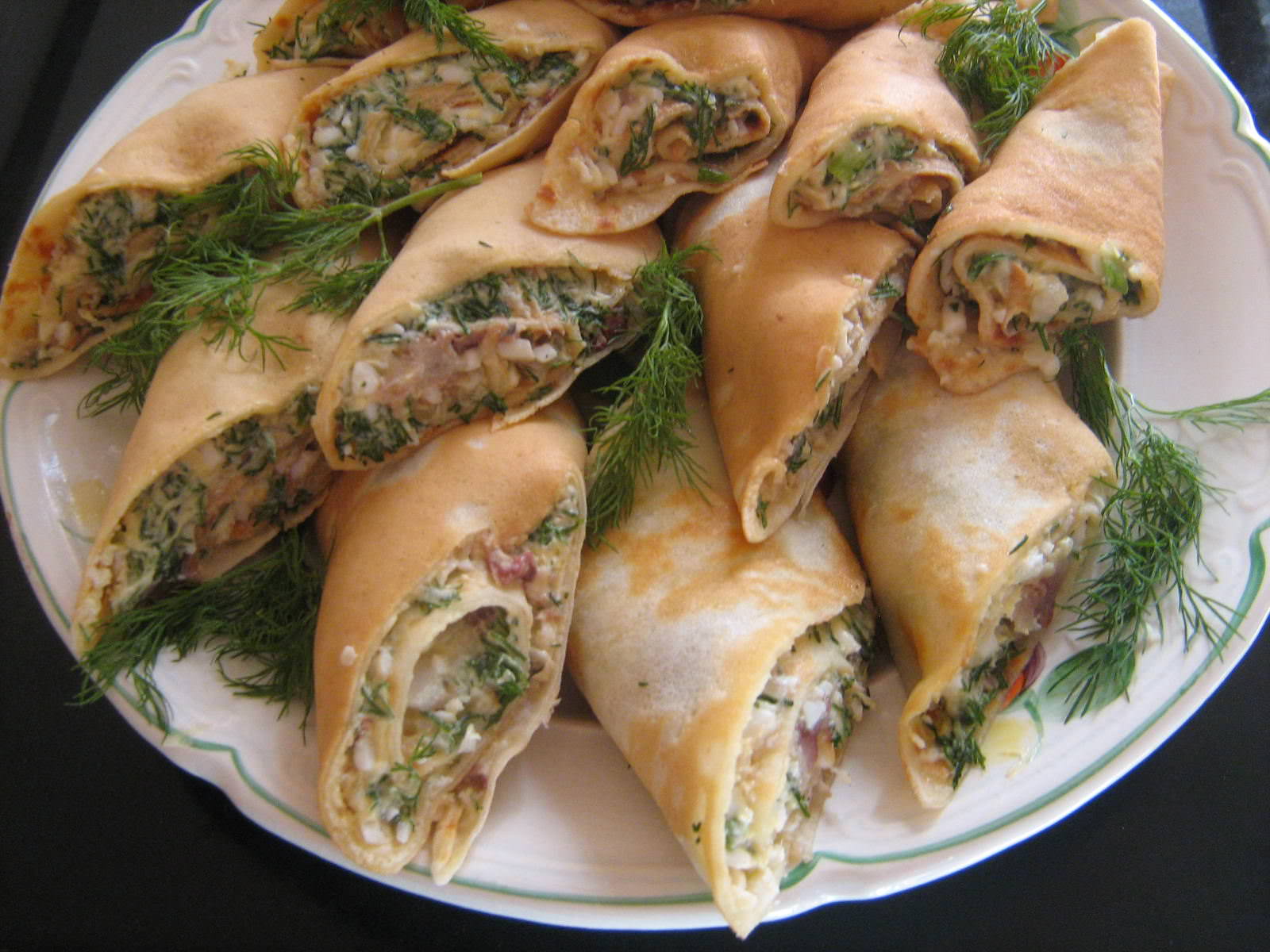 Этот вариант блюда отличается своим вкусом: блины соленые, а не традиционно сладкие