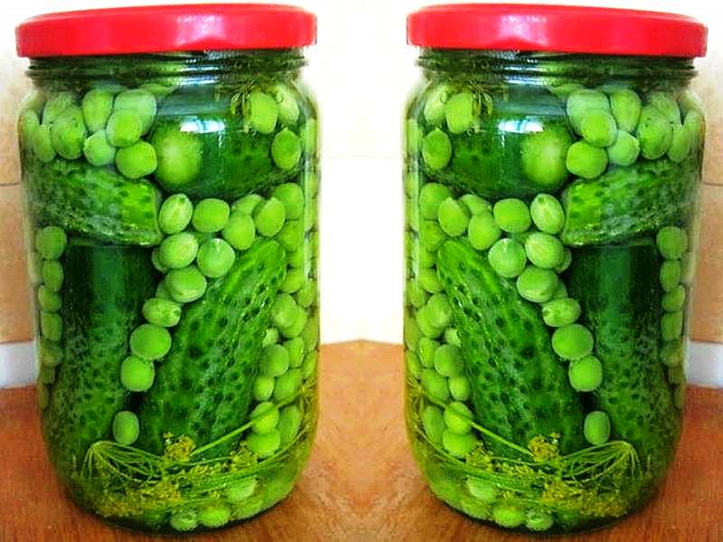 Зеленый горошек отлично смотрится в банке с огурцами