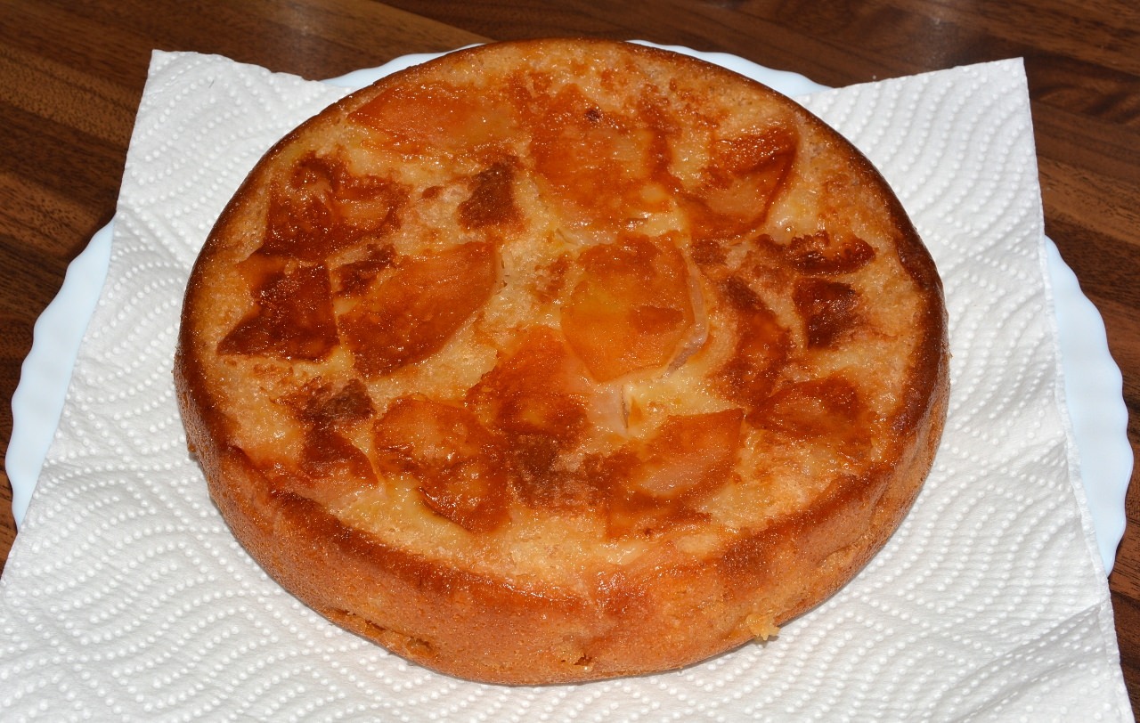 Можно приготовить в мультиварке вкусную, диетическую шарлотку с творогом и яблоками