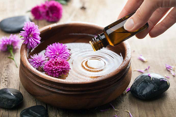 Ванночки из масла, полученного из косточек персика, оказывают благотворное воздействие на кожу рук