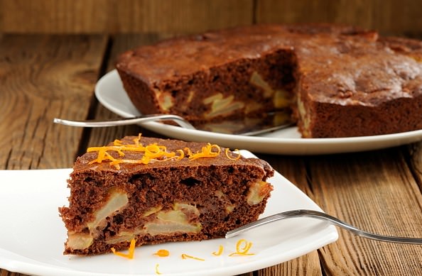 С какао-порошком шарлотка будет выглядеть аппетитнее