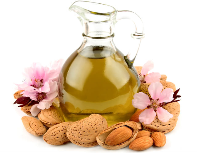 Персиковое масло изготавливается из косточек методом механической прессовки