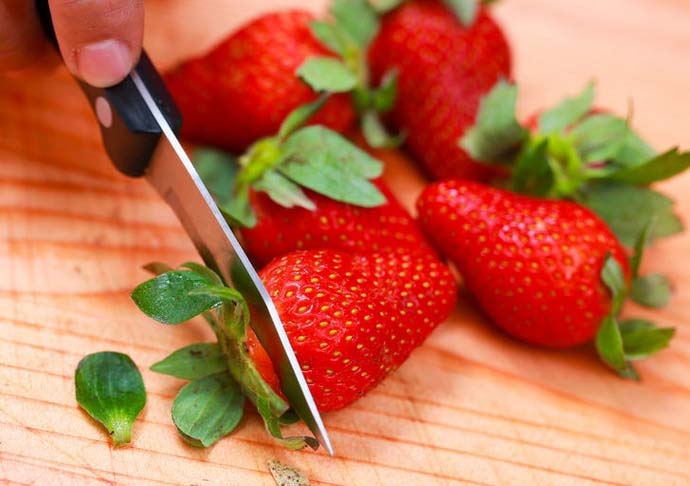 Клубника – продукт скоропортящийся, поэтому обрабатывать ее следует сразу же после сбора или покупки