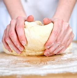 Тесто на воде такое же вкусное, как на молоке или кефире, но немного экономнее и быстрее готовится