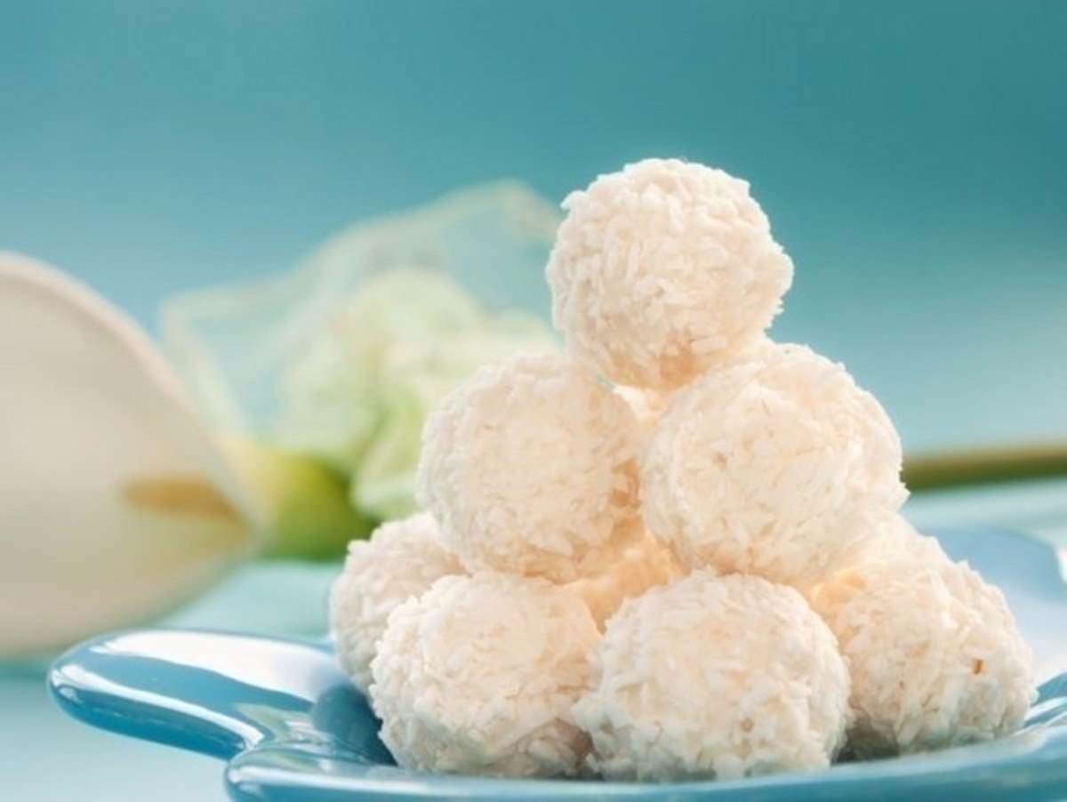 Лакомством для сладкоежек гурманы считают кокосовые шарики, вкусные печеньки подойдут малышам и взрослым